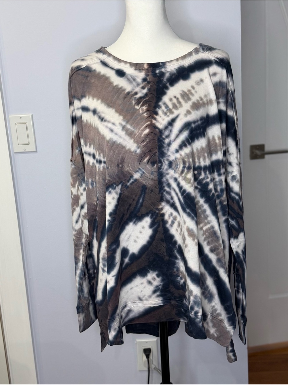 River & Sky Super Rad Tie-Dye Long Sleeve sweatshir- Black & Brown
Size XL, NEW!